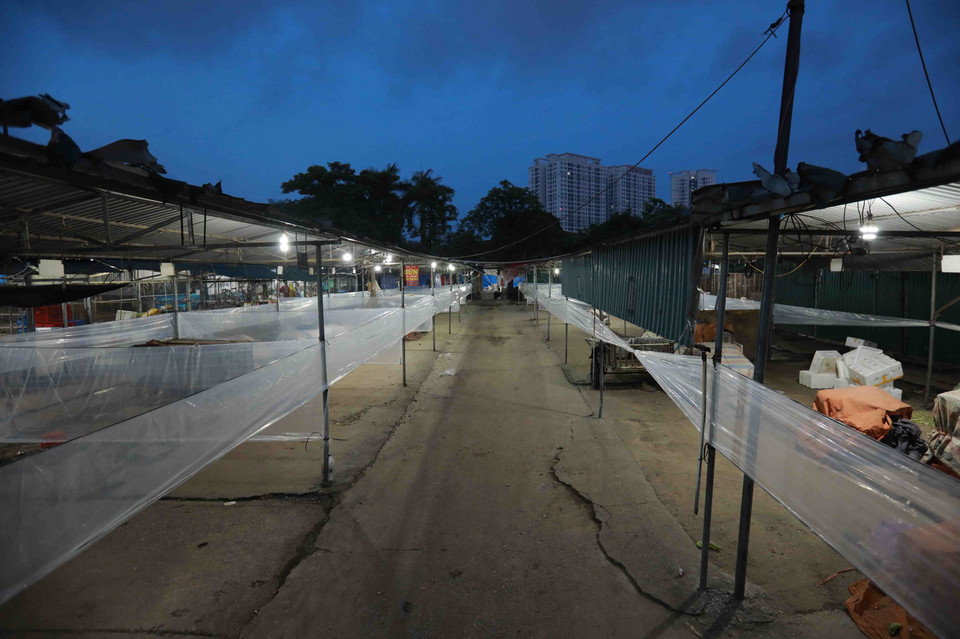 Nhiều gian hàng chưa có tiểu thương đến kinh doanh đã được Ban quản lý chợ triển khai tấm kính chắn để đảm bảo an toàn phòng chống dịch. (Ảnh: Vũ Sinh/TTXVN)