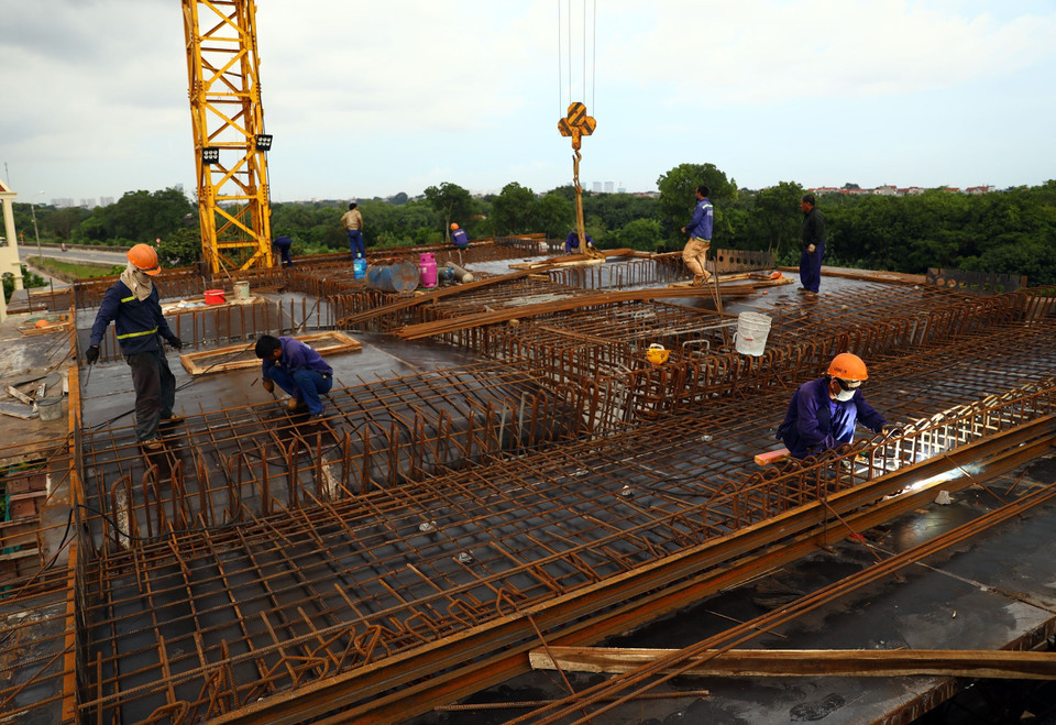 Thi công kết cấu thép tại cầu dẫn phía quận Long Biên. (Ảnh: Huy Hùng/TTXVN)
