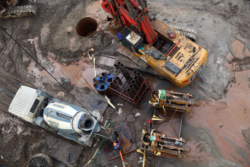 Đổ móng cọc bêtông. (Ảnh: Huy Hùng/TTXVN)