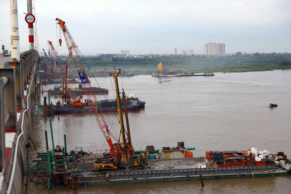 Nhà thầu đã huy động sà lan 1.000-2.000 tấn và 4 giàn khoan cùng hệ nổi để chuẩn bị thi công phần móng cọc ở dưới lòng sông Hồng. (Ảnh: Huy Hùng/TTXVN)