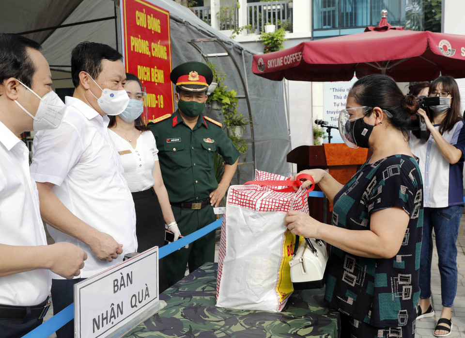 Trao 1.500 suất quà cho hộ nghèo, người khó khăn ở quận Đống Đa. (Ảnh: Trần Việt/TTXVN)