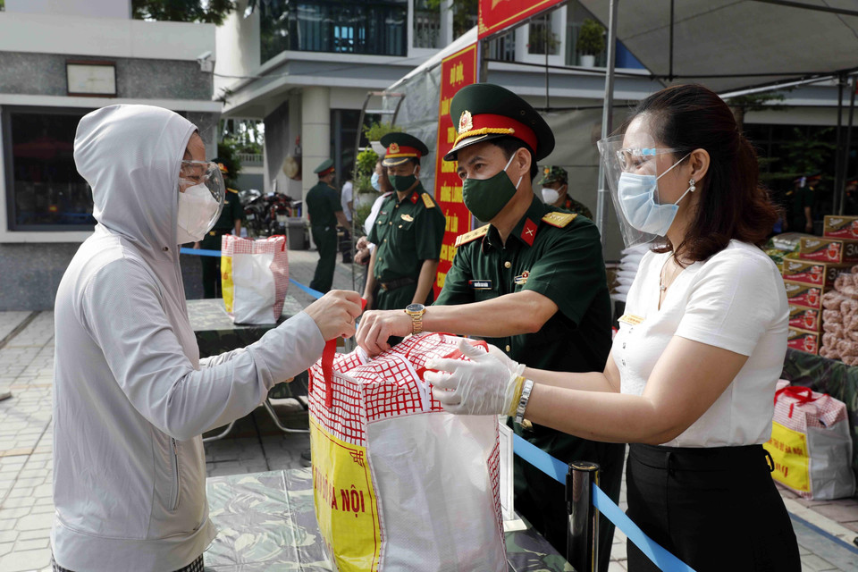 Đại diện Bộ Tư lệnh Thủ đô và chính quyền địa phương trao 1.500 suất quà cho hộ nghèo, người khó khăn ở quận Đống Đa.(Ảnh: Trần Việt/TTXVN)