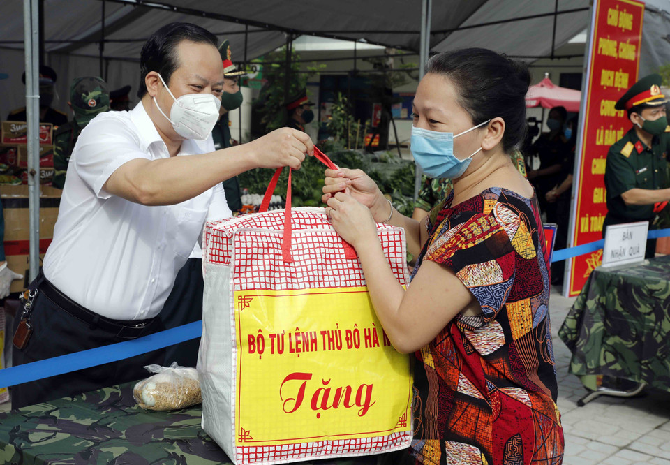 Bộ Tư lệnh Thủ đô phối hợp với các sở, ban, ngành tổ chức 32 gian hàng 0 đồng, 26 chuyến xe 0 đồng, trao gần 200 nghìn suất quà, mỗi suất trị giá 400.000 đồng gồm những hàng hóa thiết yếu cho các hộ gia đình là hộ nghèo, gia đình chính sách, người lao động mất việc làm, người có hoàn cảnh khó khăn tại các quận, huyện trên địa bàn. (Ảnh: Trần Việt/TTXVN)