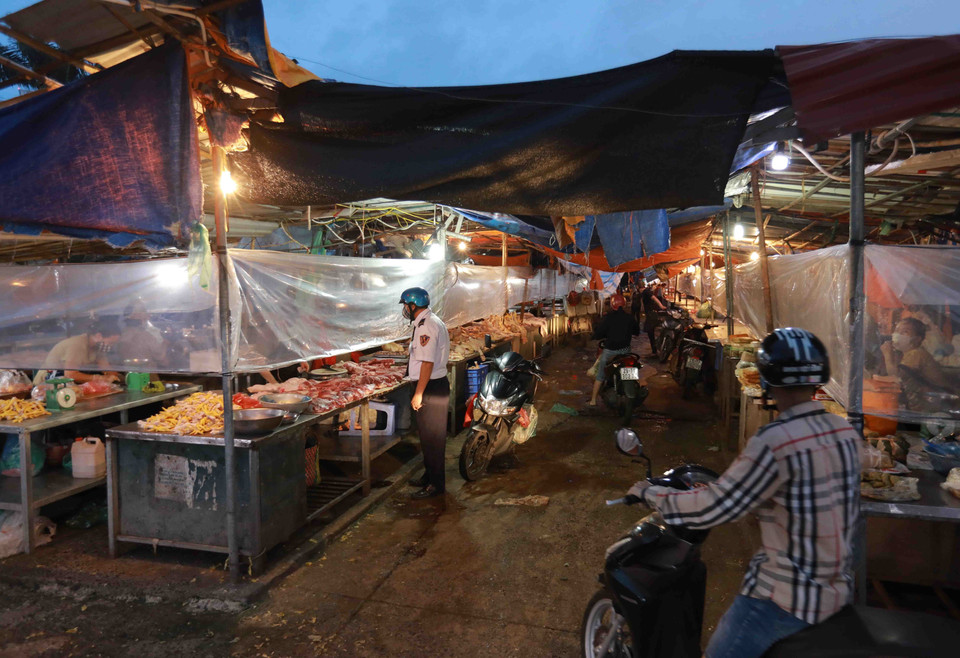 Các gian hàng kinh doanh đã được Ban quản lý chợ triển khai tấm kính chắn để đảm bảo an toàn phòng chống dịch. (Ảnh: Vũ Sinh/TTXVN)