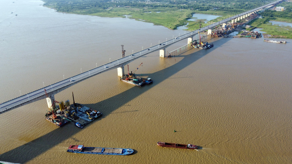 Cầu Vĩnh Tuy 2 dài 3,5km, rộng 19,25m, với bốn làn xe (hai làn xe cơ giới, một làn xe buýt, một làn tổng hợp và dải đi bộ. (Ảnh: Huy Hùng/TTXVN)