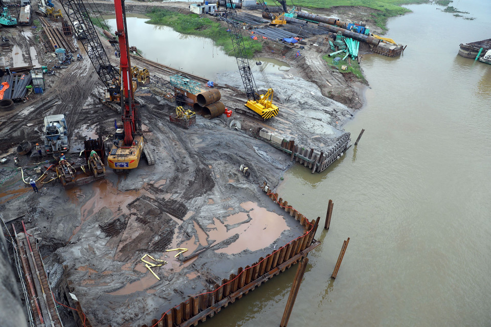 Thi công trụ cầu tại gói thầu xây lắp số 5 bên phía quận Long Biên. (Ảnh: Huy Hùng/TTXVN)