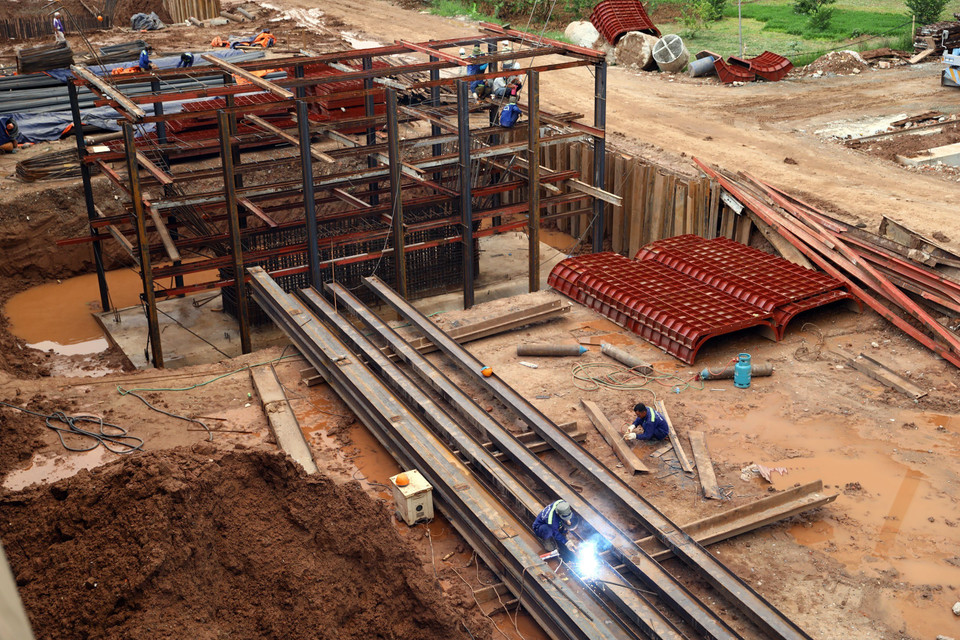 Gói thầu số 5 cầu Vĩnh Tuy 2 đến thời điểm này đã đạt tiến độ 32%. (Ảnh: Huy Hùng/TTXVN)