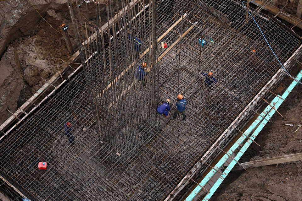 Thi công trụ cầu trên phần bãi bồi quận Long Biên. (Ảnh: Huy Hùng/TTXVN)