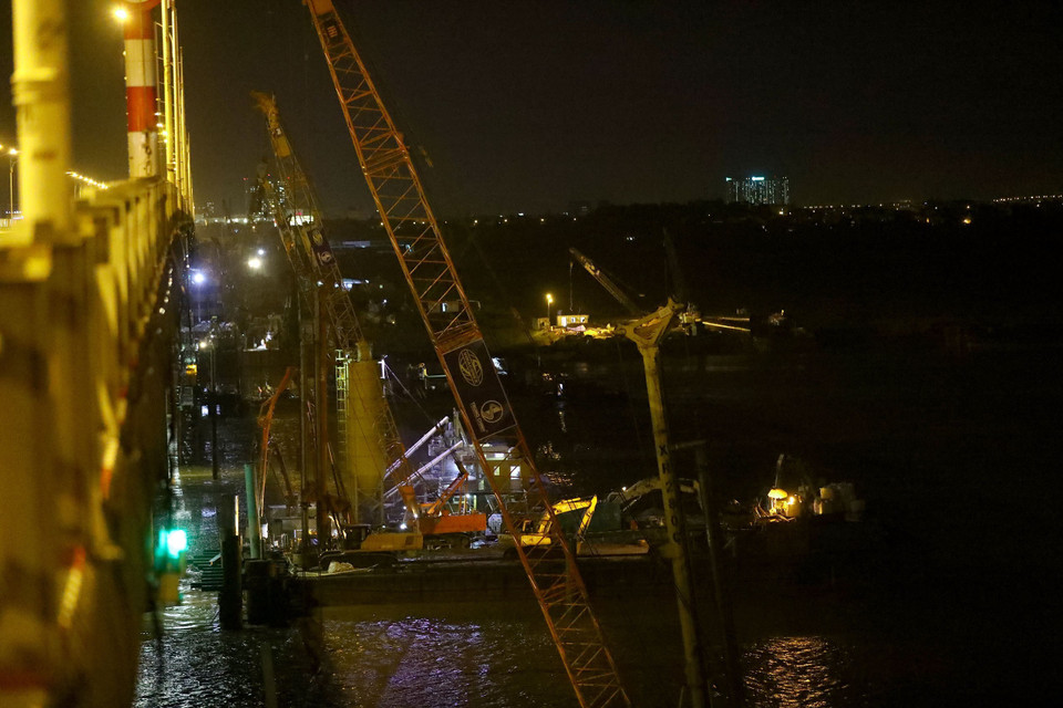 Dự án được thi công làm 3 ca để đảm bảo vừa chống dịch vừa đảm bảo tiến độ. (Ảnh: Huy Hùng/TTXVN)