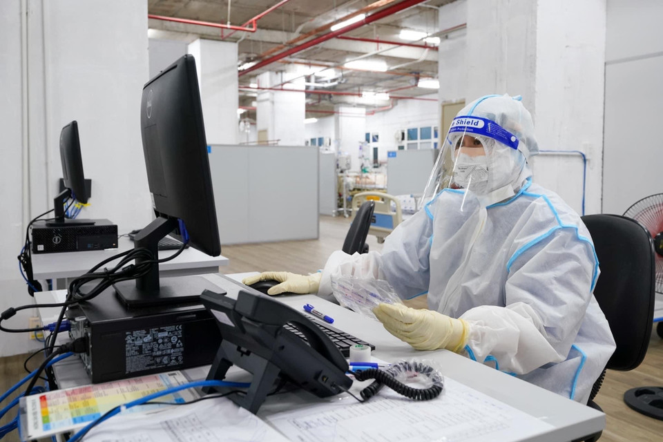 Trung tâm Hồi sức tích cực COVID-19 này sử dụng công nghệ thông tin kết nối giữa bệnh nhân với người nhà vào những khung giờ nhất định. (Ảnh: TTXVN phát)