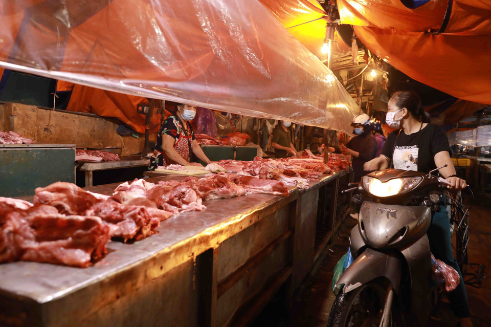 Giá thực phẩm trong sáng 30/8 không tăng so với trước đây.(Ảnh: Vũ Sinh/TTXVN)