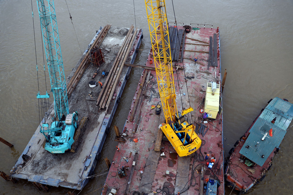 Toàn bộ phần cầu chính vượt sông có 4 trụ bêtông ở lòng sông, 2 trụ giáp bờ mỗi bên. (Ảnh: Huy Hùng/TTXVN)