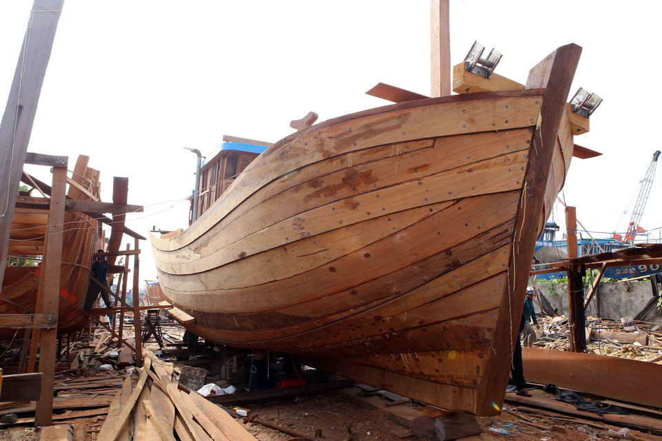 Tàu cá của ngư dân các tỉnh miền Trung đang được đóng mới tại Đà Nẵng. (Ảnh: Trần Lê Lâm/TTXVN)