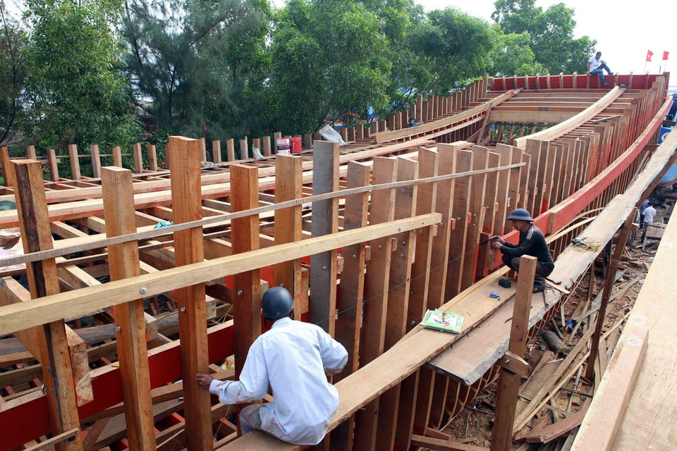 Tàu cá của ngư dân các tỉnh miền Trung đang được đóng mới tại Đà Nẵng. (Ảnh: Trần Lê Lâm/TTXVN)