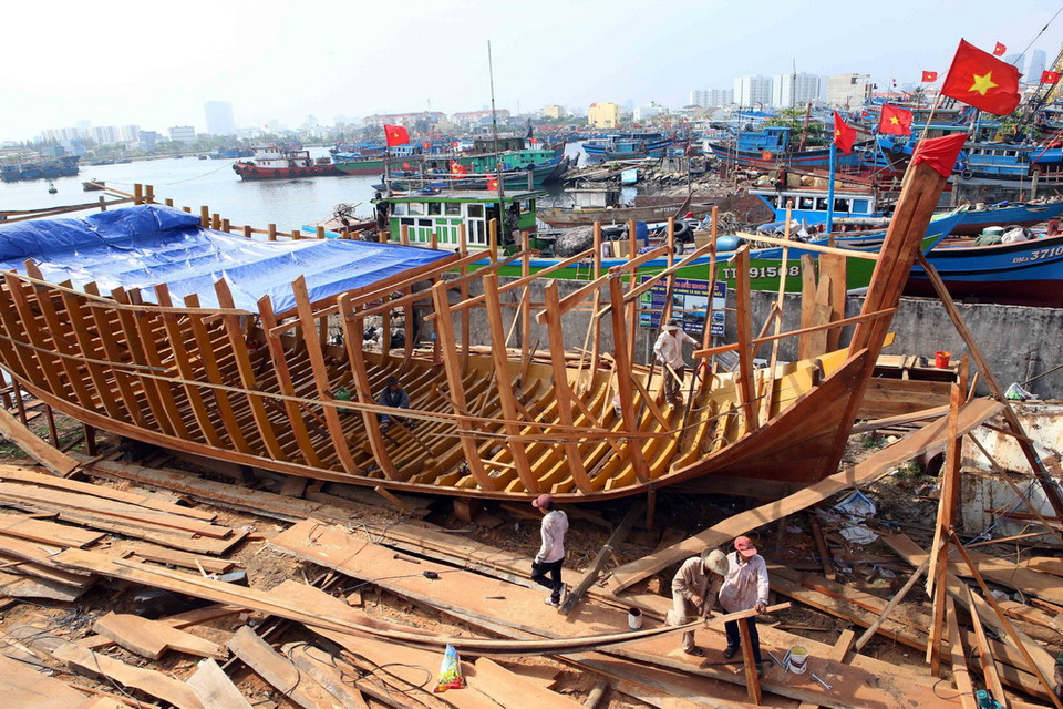 Tàu cá của ngư dân các tỉnh miền Trung đang được đóng mới tại Đà Nẵng. (Ảnh: Trần Lê Lâm/TTXVN)