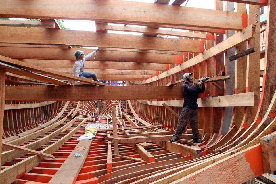 Tàu cá của ngư dân các tỉnh miền Trung đang được đóng mới tại Đà Nẵng. (Ảnh: Trần Lê Lâm/TTXVN)