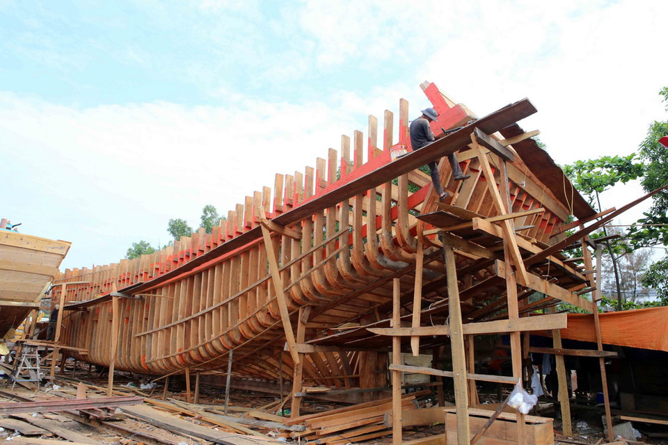 Tàu cá của ngư dân các tỉnh miền Trung đang được đóng mới tại Đà Nẵng. (Ảnh: Trần Lê Lâm/TTXVN)