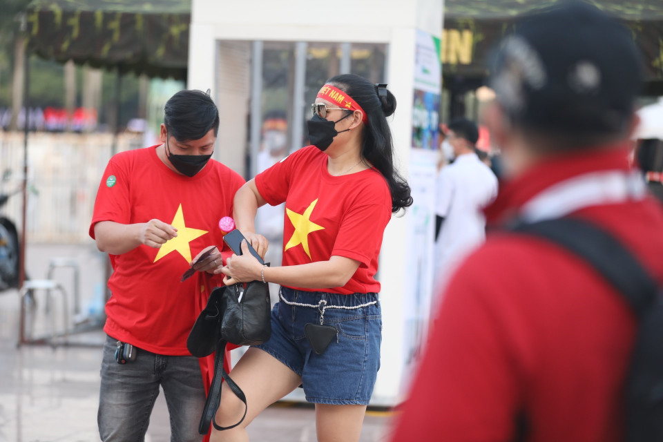 Khán giả đến cổ vũ cho đội nhà tại sân vận động Mỹ Đình.(Ảnh: Minh Quyết/TTXVN)