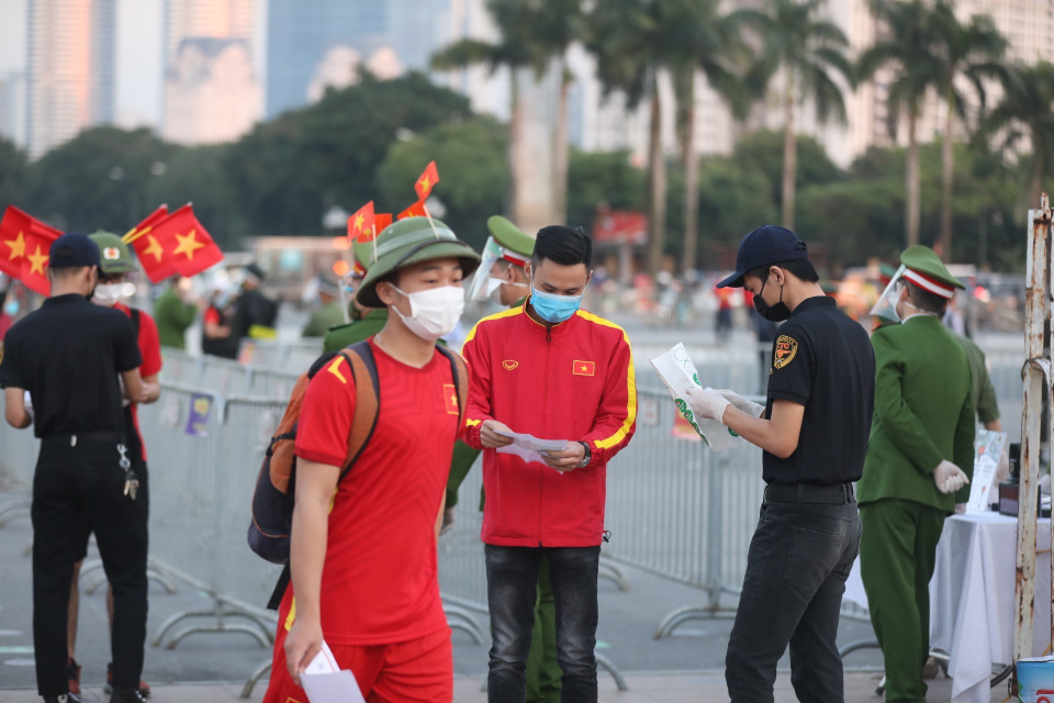 Khán giả đến cổ vũ cho đội nhà tại sân vận động Mỹ Đình. (Ảnh: Minh Quyết/TTXVN)