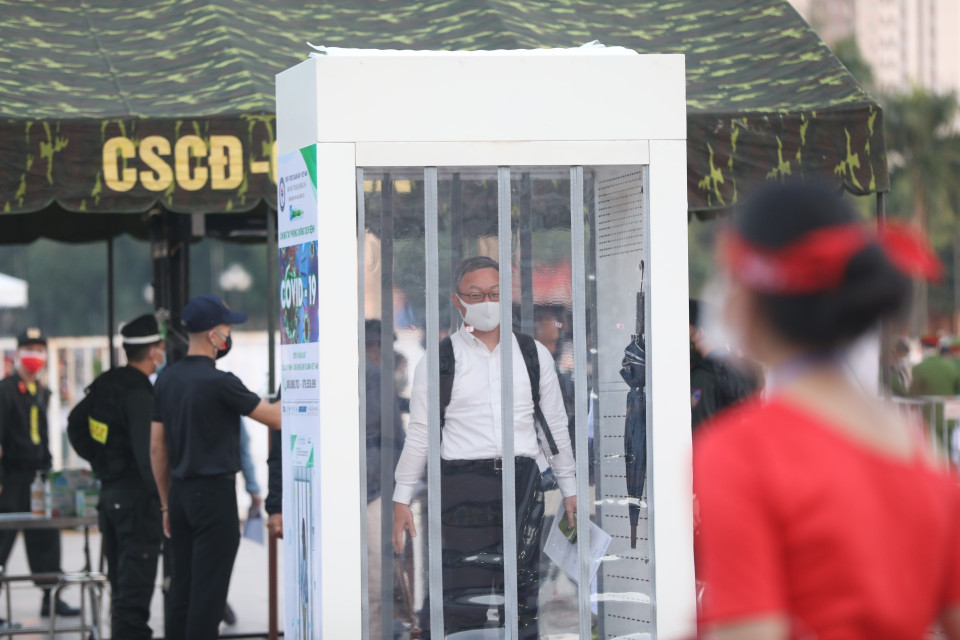  Khán giả đi cổ vũ phải qua buồng khử khuẩn trước khi vào sân. (Ảnh: Minh Quyết/TTXVN)