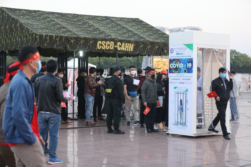 Khán giả đến cổ vũ cho đội nhà tại sân vận động Mỹ Đình.(Ảnh: Minh Quyết/TTXVN)