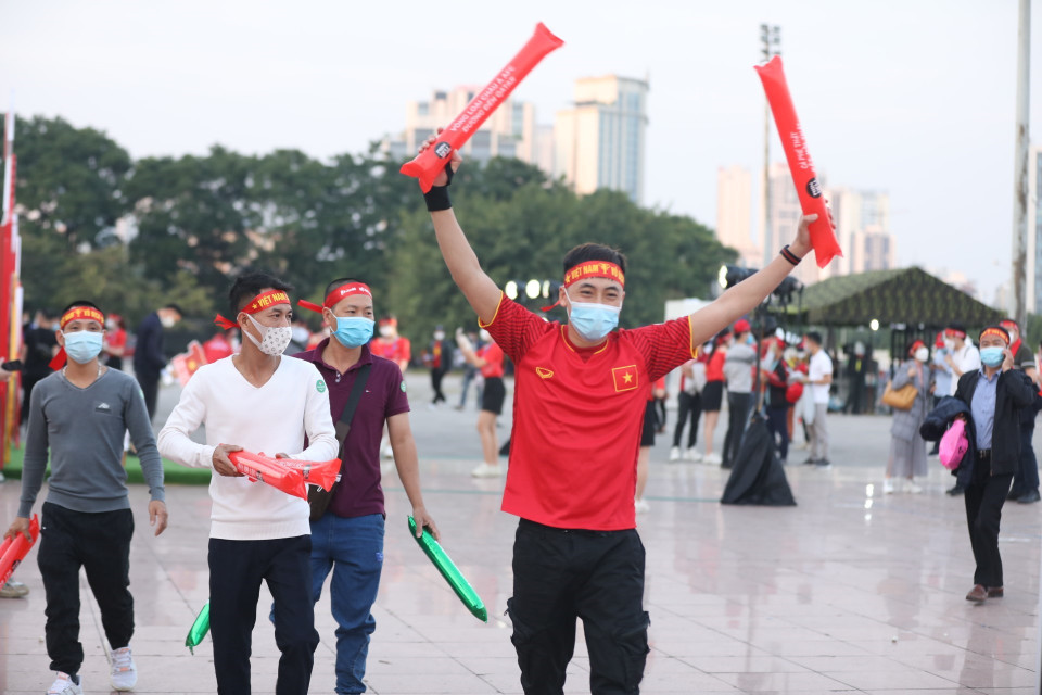 Khán giả đến cổ vũ cho đội nhà tại sân vận động Mỹ Đình.(Ảnh: Minh Quyết/TTXVN)