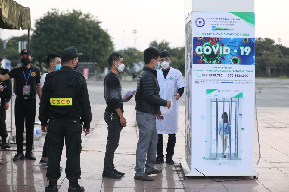 Khán giả đến cổ vũ cho đội nhà tại sân vận động Mỹ Đình. (Ảnh: Minh Quyết/TTXVN)