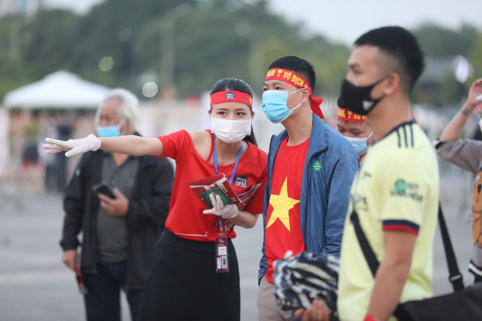 Khán giả đến cổ vũ cho đội nhà. (Ảnh: Minh Quyết/TTXVN)