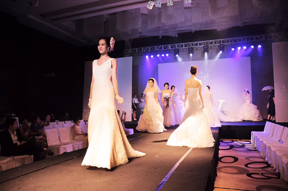 Toàn cảnh bộ sưu tập của thương hiệu Tiara Wedding Studio. (Ảnh: Phương Nhã/Vietnam+)