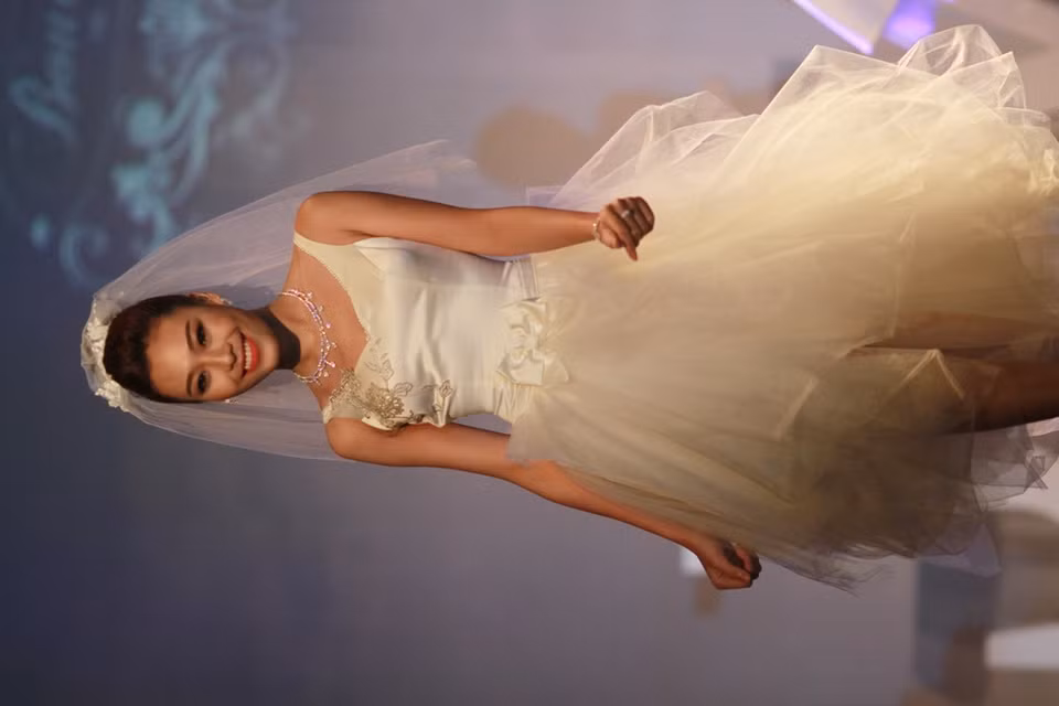Nhà thiết kế mong muốn mỗi cô dâu có thể chọn bắt đầu cuộc sống hôn nhân của mình bằng một thiết kế đẹp đáng nhớ. (Ảnh: Xuân Mai/Vietnam+)