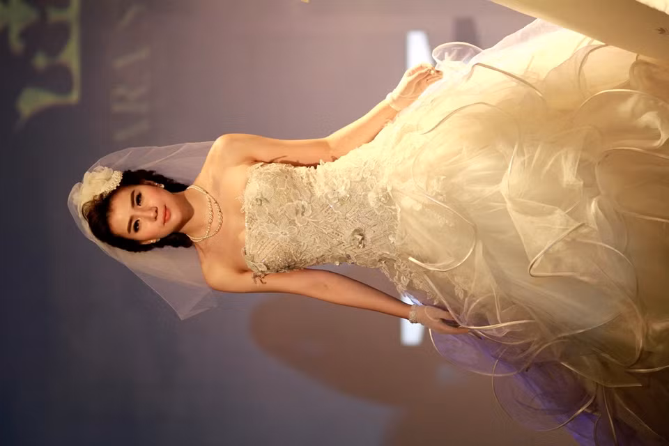 Những lớp sóng voan sẽ mang đến một vẻ đẹp lãng mạn và bay bổng cho cô dâu. (Ảnh: ChiLê/Vietnam+)