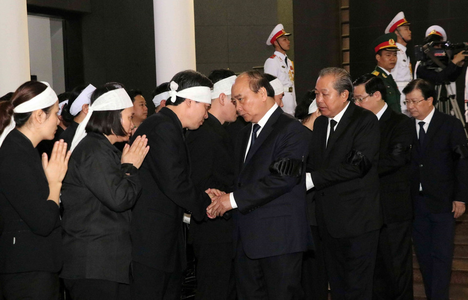 Đoàn đại biểu Chính phủ nước CHXHCN Việt Nam do Thủ tướng Nguyễn Xuân Phúc làm trưởng đoàn viếng và chia buồn với gia quyến đồng chí Nguyễn Phúc Thanh. (Ảnh: Văn Điệp/TTXVN)