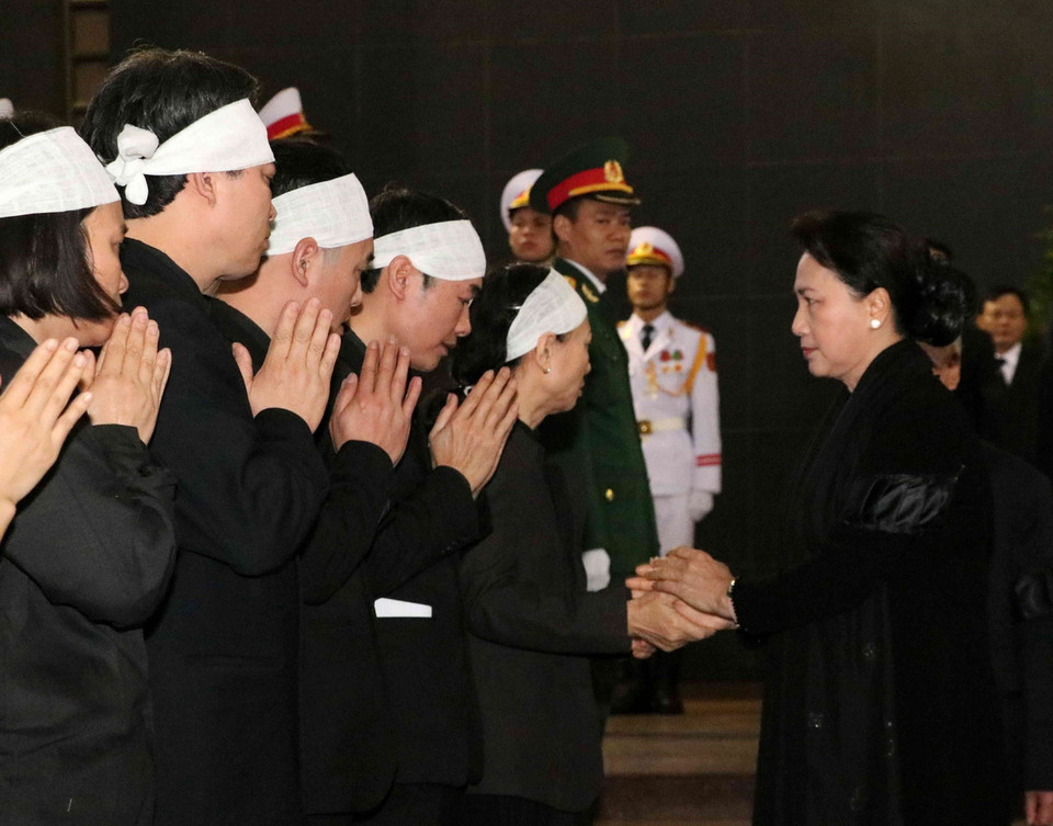 Chủ tịch Quốc hội Nguyễn Thị Kim Ngân chia buồn với gia quyến đồng chí Nguyễn Phúc Thanh. (Ảnh: Văn Điệp/TTXVN)