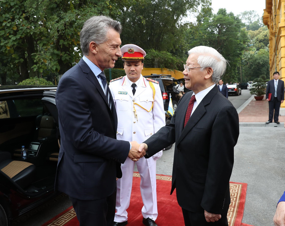 Tổng Bí thư, Chủ tịch nước Nguyễn Phú Trọng đón Tổng thống Argentina Mauricio Macri. (Ảnh: Trí Dũng/TTXVN)