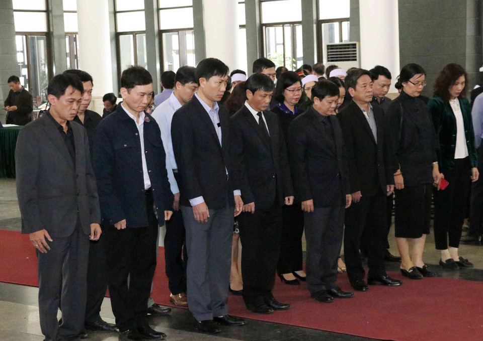 Đoàn đại biểu Thông tấn xã Việt Nam do đồng chí Đinh Đăng Quang, Phó Tổng Giám đốc làm trưởng đoàn, viếng đồng chí Nguyễn Phúc Thanh. (Ảnh: Văn Điệp/TTXVN)