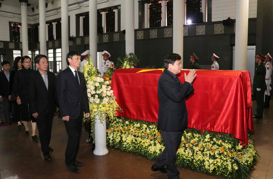 Đoàn đại biểu Thông tấn xã Việt Nam do đồng chí Đinh Đăng Quang, Phó Tổng Giám đốc làm trưởng đoàn, viếng đồng chí Nguyễn Phúc Thanh. (Ảnh: Văn Điệp/TTXVN)