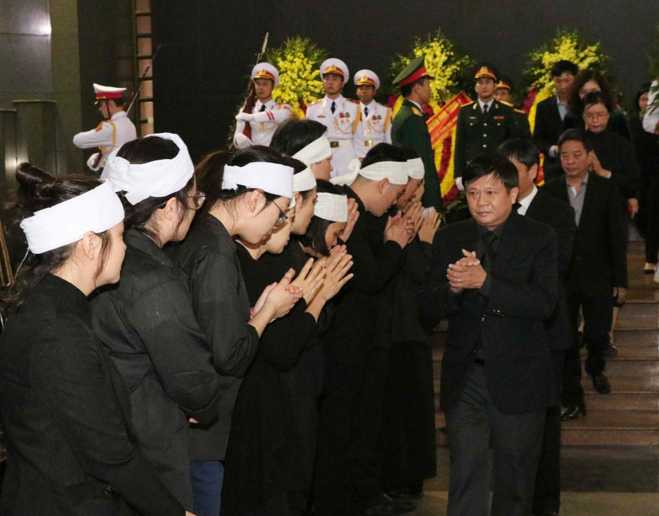 Đoàn đại biểu Thông tấn xã Việt Nam do đồng chí Đinh Đăng Quang, Phó Tổng Giám đốc làm trưởng đoàn chia buồn cùng gia quyến đồng chí Nguyễn Phúc Thanh. (Ảnh: Văn Điệp/TTXVN)