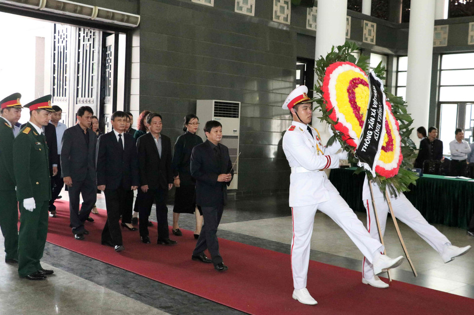 Đoàn đại biểu Thông tấn xã Việt Nam do đồng chí Đinh Đăng Quang, Phó Tổng Giám đốc làm trưởng đoàn, viếng đồng chí Nguyễn Phúc Thanh. (Ảnh: Văn Điệp/TTXVN)