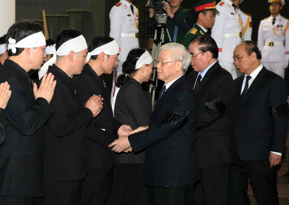 Đoàn đại biểu Ban Chấp hành Trung ương Đảng do Tổng Bí thư, Chủ tịch nước Nguyễn Phú Trọng làm trưởng đoàn chia buồn với gia đình đồng chí Nguyễn Phúc Thanh. (Ảnh: Văn Điệp/TTXVN)