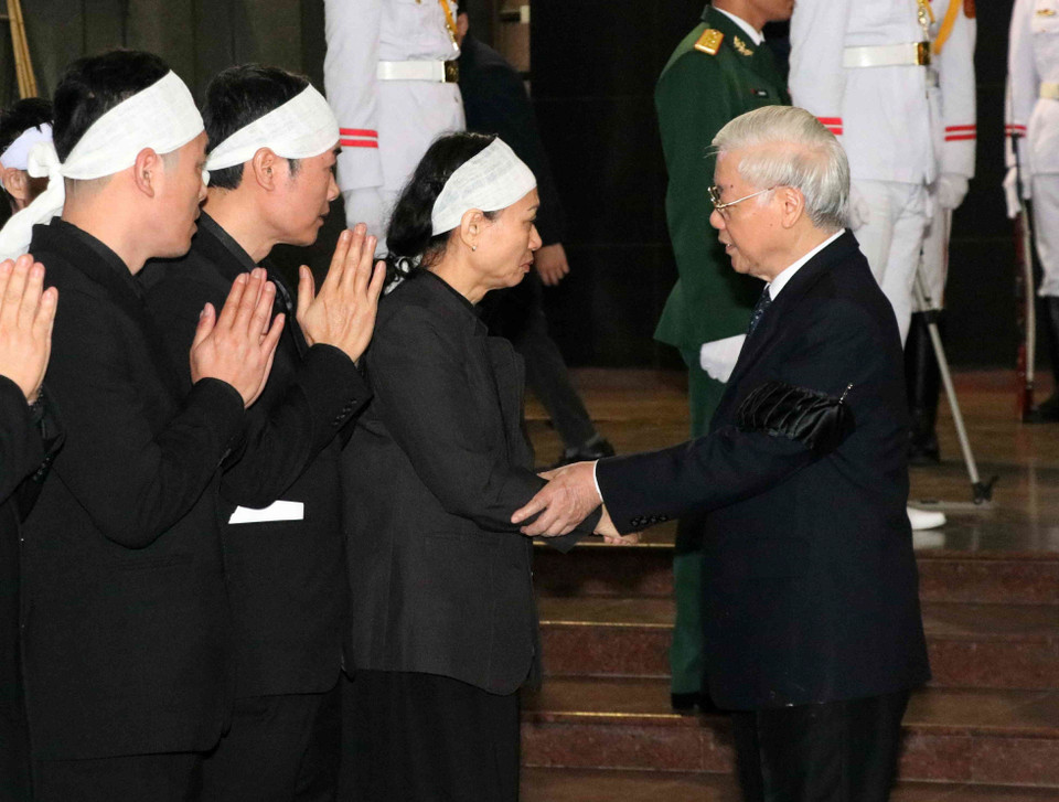 Tổng Bí thư, Chủ tịch nước Nguyễn Phú Trọng chia buồn với gia quyến đồng chí Nguyễn Phúc Thanh. (Ảnh: Văn Điệp/TTXVN)