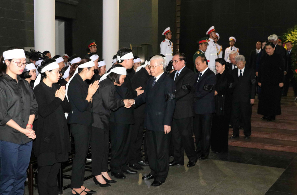  Đoàn đại biểu Ban Chấp hành Trung ương Đảng do Tổng Bí thư, Chủ tịch nước Nguyễn Phú Trọng làm trưởng đoàn chia buồn với gia đình đồng chí Nguyễn Phúc Thanh. (Ảnh: Văn Điệp/TTXVN)