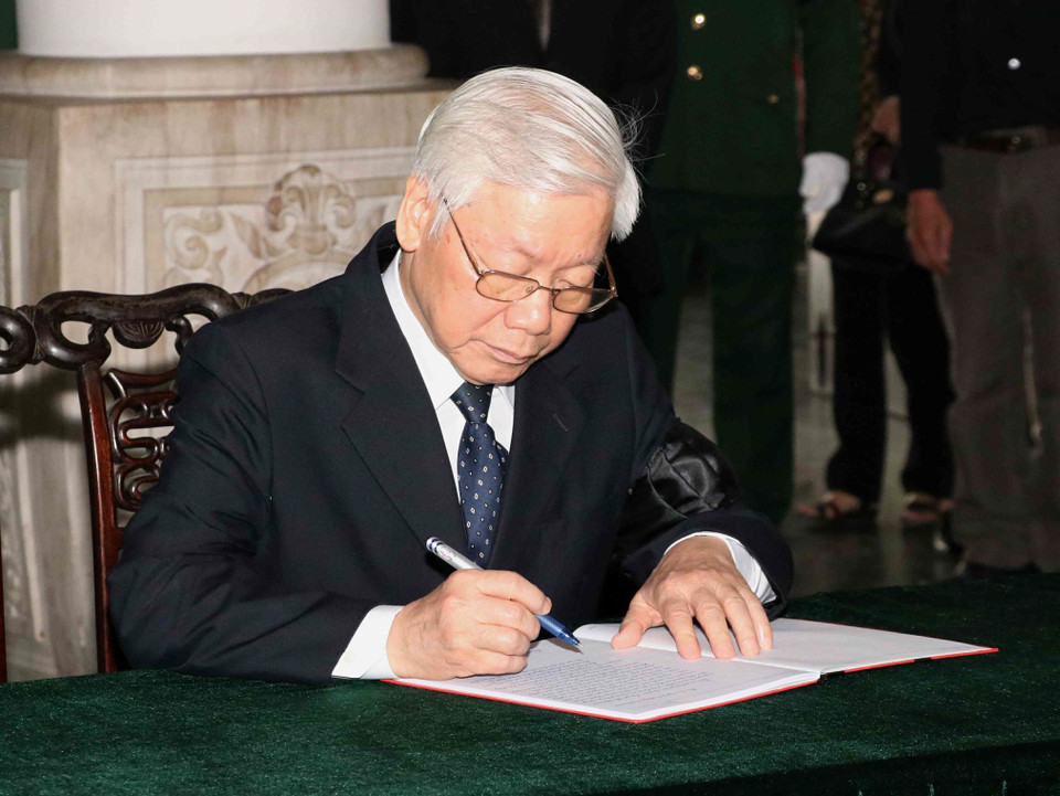 Tổng Bí thư, Chủ tịch nước Nguyễn Phú Trọng viết sổ tang. (Ảnh: Văn Điệp/TTXVN)