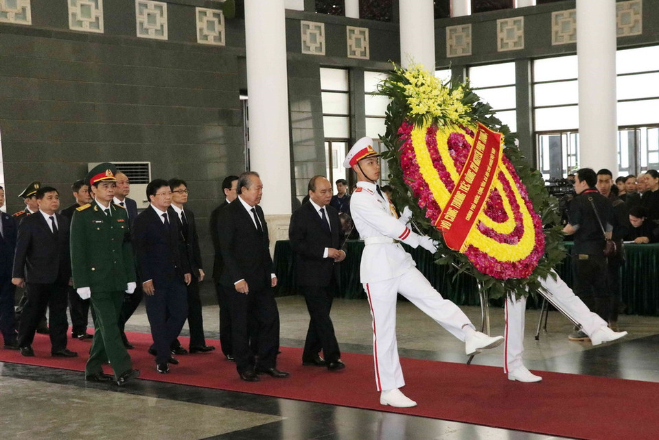Đoàn đại biểu Chính phủ nước CHXHCN Việt Nam do Thủ tướng Nguyễn Xuân Phúc làm trưởng đoàn viếng đồng chí Nguyễn Phúc Thanh. (Ảnh: Văn Điệp/TTXVN)