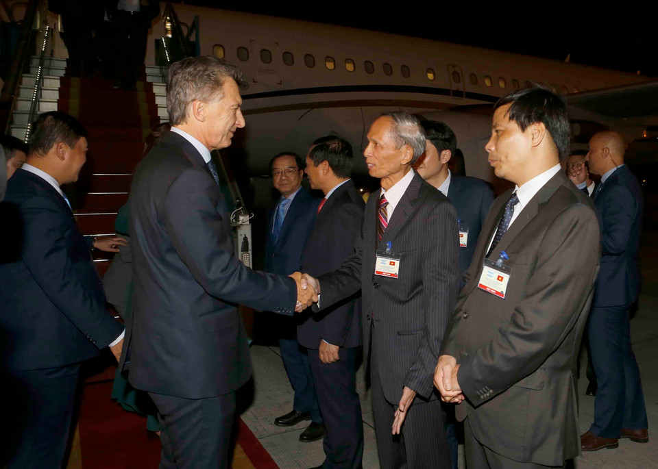 Đại diện Văn phòng Chủ tịch nước, Bộ Ngoại giao đón Tổng thống Argentina Mauricio Macri và Phu nhân tại Sân bay quốc tế Nội Bài. (Ảnh: Doãn Tấn/TTXVN)