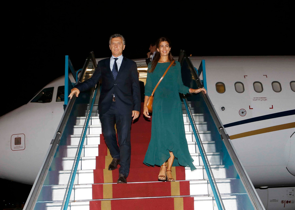 Nhận lời mời của Chủ tịch nước Nguyễn Phú Trọng, tối 19/2, Tổng thống nước Cộng hòa Argentina Mauricio Macri và Phu nhân đến Hà Nội, bắt đầu chuyến thăm cấp Nhà nước tới Việt Nam. (Ảnh: Doãn Tấn/TTXVN)