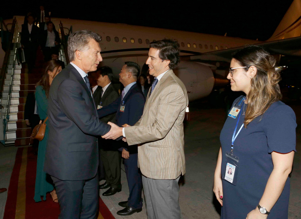 Đại diện Đại sứ quán Argentina đón Tổng thống Argentina Mauricio Macri và Phu nhân tại Sân bay quốc tế Nội Bài. (Ảnh: Doãn Tấn/TTXVN)