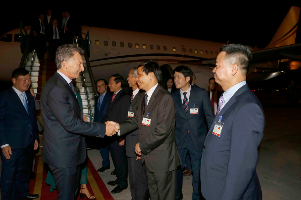 Đại diện Văn phòng Chủ tịch nước, Bộ Ngoại giao đón Tổng thống Argentina Mauricio Macri và Phu nhân tại Sân bay quốc tế Nội Bài. (Ảnh: Doãn Tấn/TTXVN)