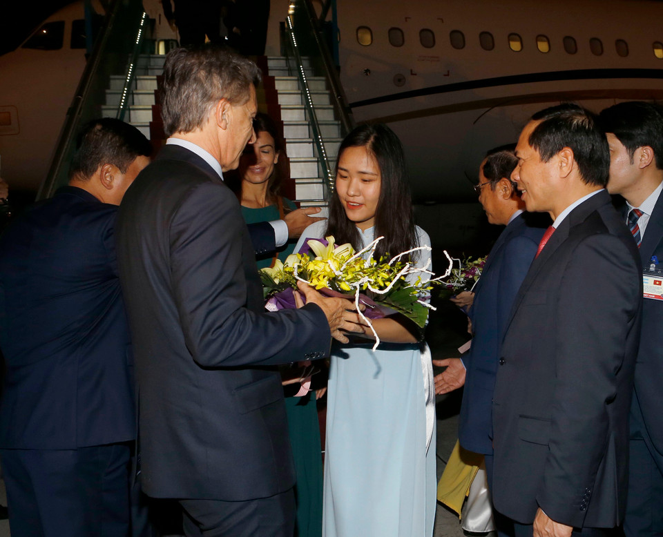 Thiếu nữ Việt Nam tặng hoa Tổng thống Argentina Mauricio Macri và Phu nhân tại Sân bay quốc tế Nội Bài. (Ảnh: Doãn Tấn/TTXVN)