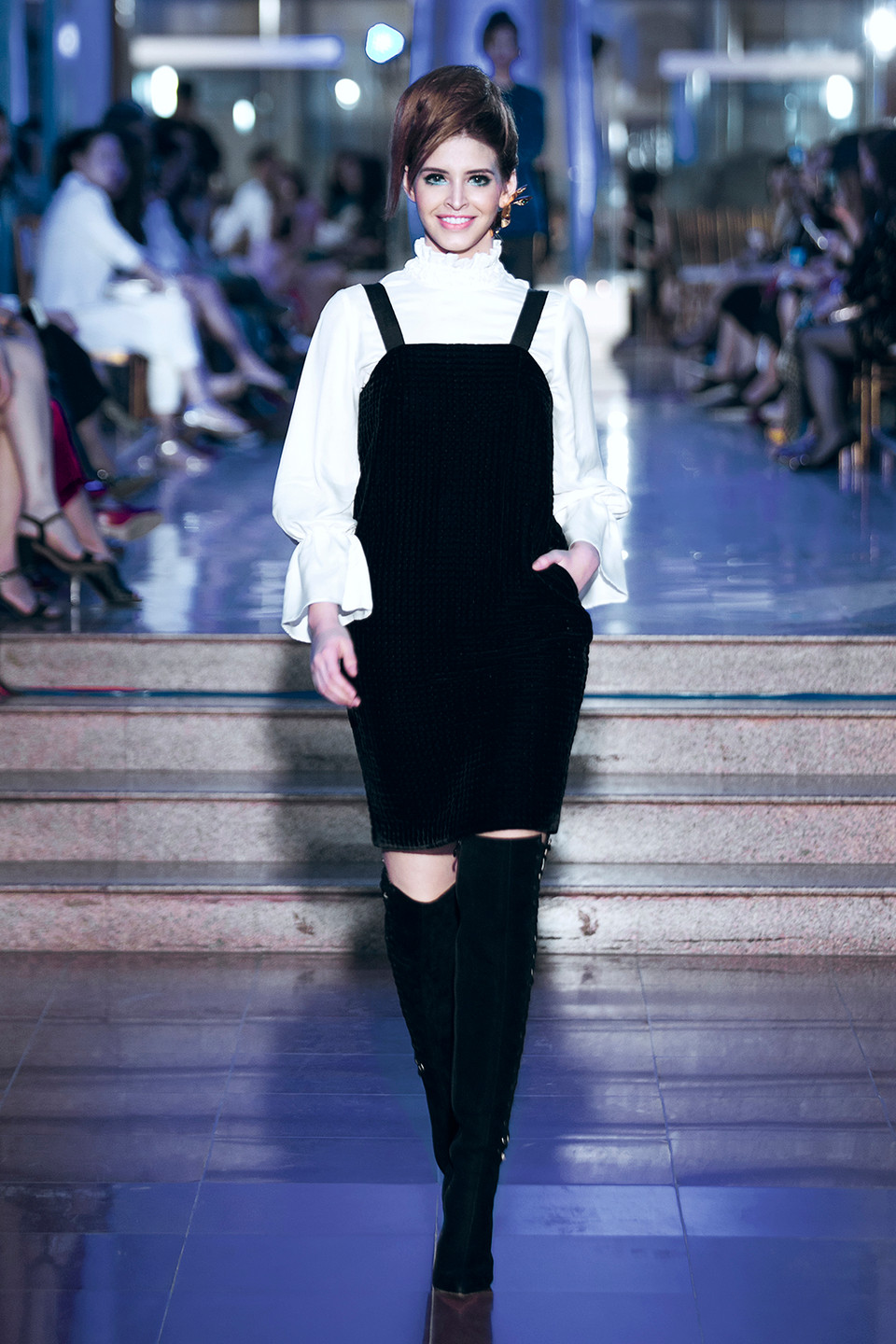 Khi được hỏi về lý do tại sao Hà Linh Thư tiếp tục đưa show diễn cá nhân trình diễn tại Bảo tàng lịch sử, chị chia sẻ vì muốn tạo nên một câu chuyện thời trang, được bắt đầu từ mẹ, tình yêu, ánh sáng và những hoài niệm.