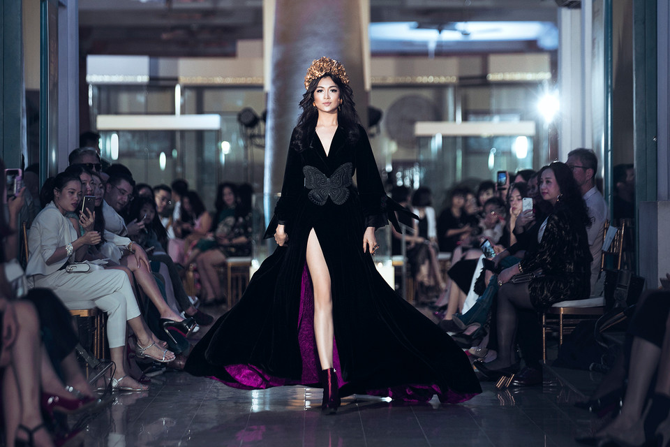 Bộ sưu tập Thu Đông 2017 'Khu vườn của mẹ' vừa ra mắt cuối tuần qua giữa không gian mang đậm tính văn hóa, lịch sử của Bảo tàng lịch sử Hà Nội. (Ảnh: BTC)